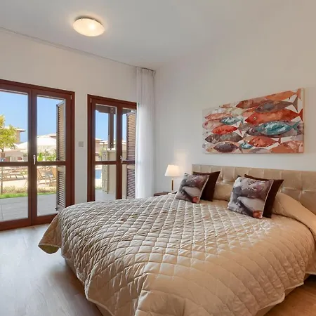 Town House In Sleeps 6 With Pool And Air Con Case de vacanță