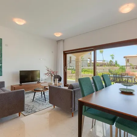 Town House In Sleeps 6 With Pool And Air Con Case de vacanță
