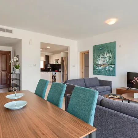 Town House In Sleeps 6 With Pool And Air Con *