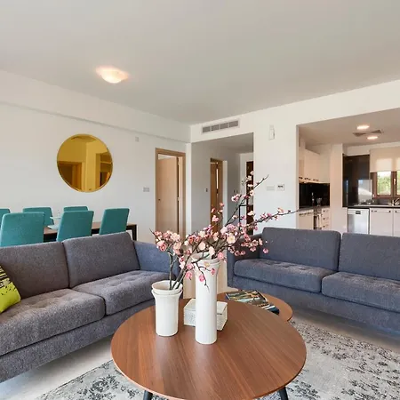 Town House In Sleeps 6 With Pool And Air Con