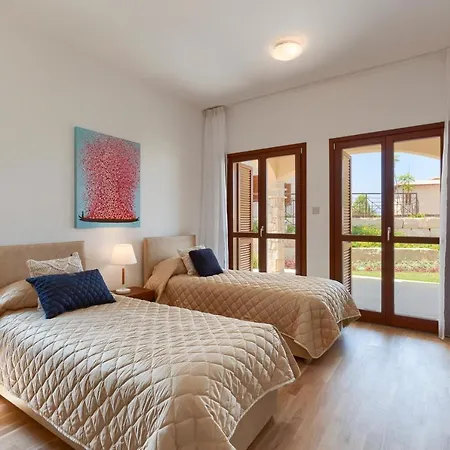 Town House In Sleeps 6 With Pool And Air Con * Kouklia