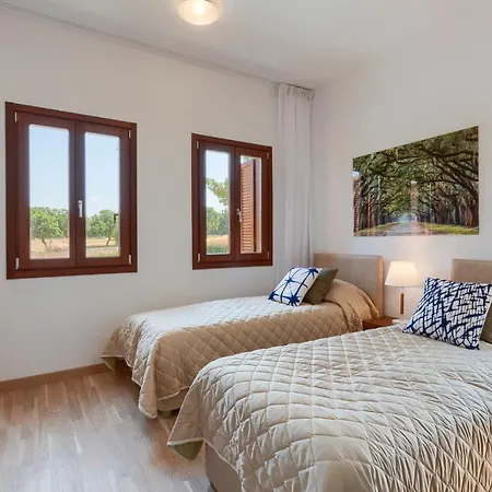 Ferienhaus Town House In Sleeps 6 With Pool And Air Con